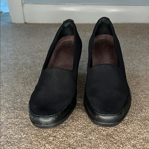 Clarks Black Flats with Suede Finish and Cushioned Insoles - Picture 2 of 7